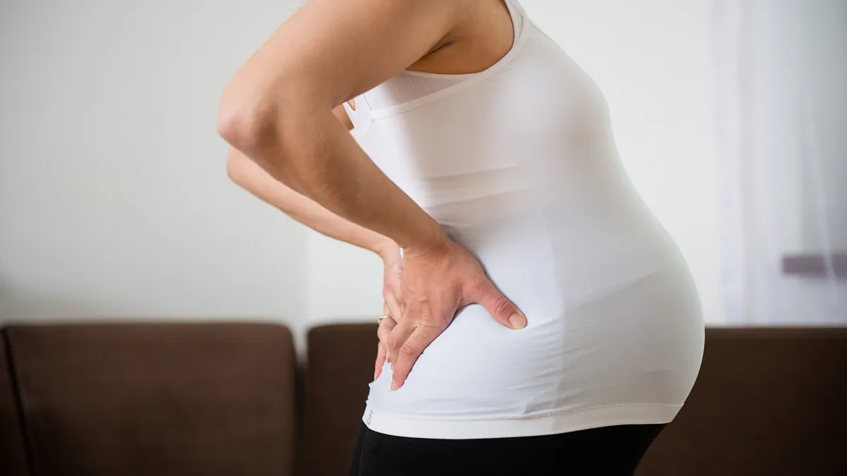 چرا زن باردار کمر درد میگیرد ؟
