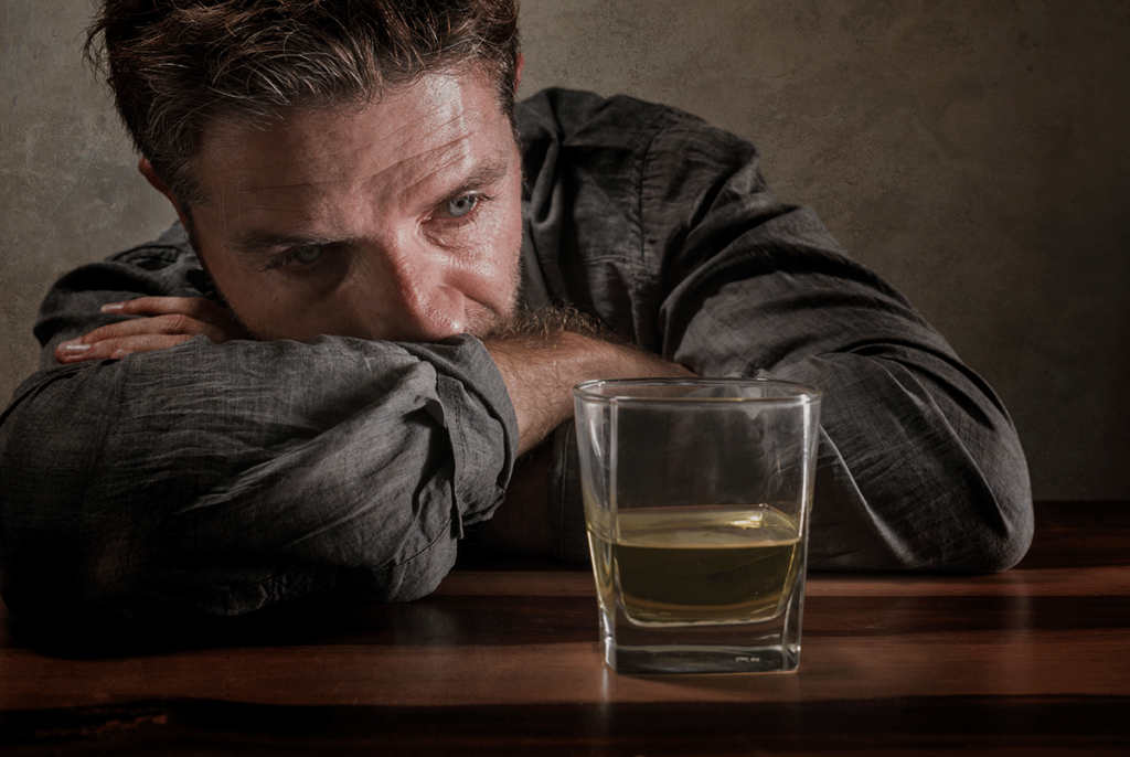 چه زمانی مسمومیت با الکل رخ می دهد؟
