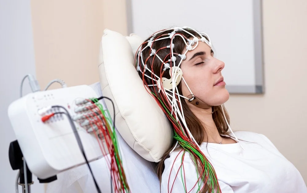 نوار مغز چیست ؟ مزایا و معایت گرفتن الکتروانسفالوگرام (EEG)