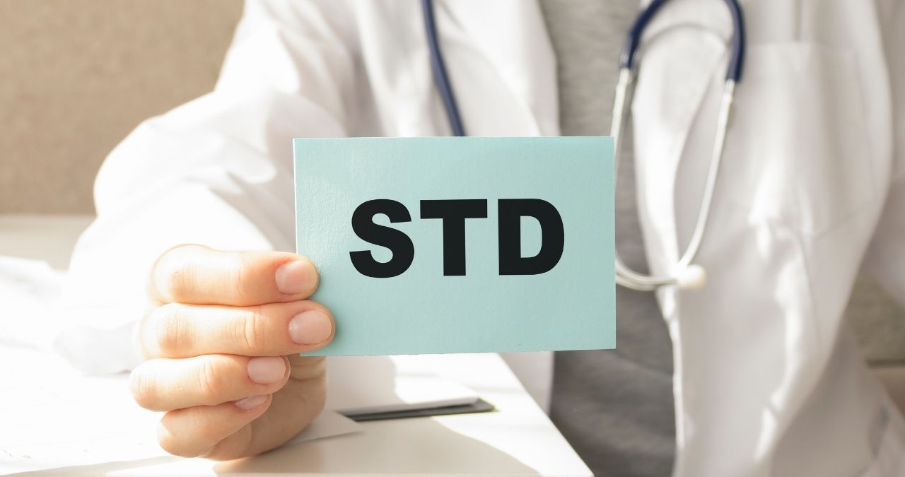 بیماری مقاربتی (STD) چیست؟ علائم و راه‌های درمان