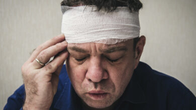 کمک‌های اولیه بعد از ضربه به سر چیست؟ بهترین روش های مراقبت
