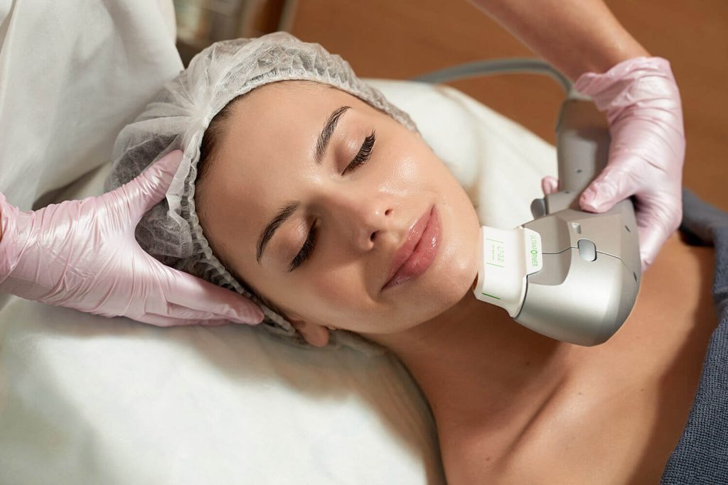 Neck lift using hyphotherapy technique