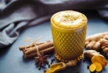 خواص شیر و زردچوبه برای گلو درد