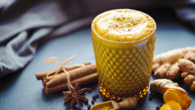 خواص شیر و زردچوبه برای گلو درد