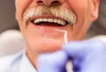آیا ایمپلنت دندان برای افراد مسن مناسب است؟