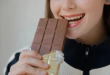 آیا باید از مواد غذایی خاصی بعد از نصب روکش دندان اجتناب کنیم؟
