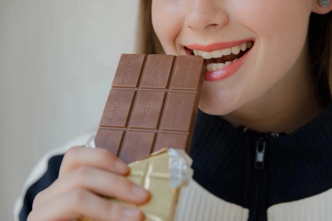آیا باید از مواد غذایی خاصی بعد از نصب روکش دندان اجتناب کنیم؟