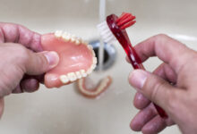 آیا باید دندان مصنوعی را روزانه تمیز کنیم؟