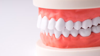آیا دندان مصنوعی برای افرادی که مشکلات فکی دارند مؤثر است؟