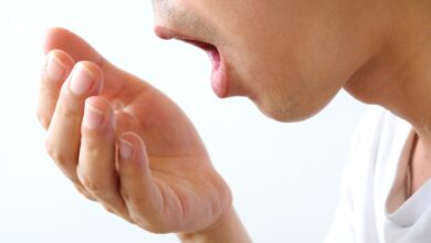 آیا بوی بد دهان بعد از ایمپلنت طبیعی است؟