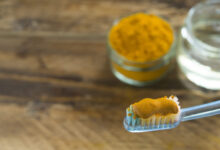 سفید کردن دندان با زردچوبه و روغن نارگیل