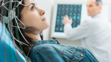 برای تشنج چه دکتری باید رفت ؟ تیم پزشکی و نکات دفترچه ثبت تشنج