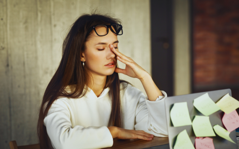 نقش کمخوابی و استرس در ایجاد پف زیر چشم