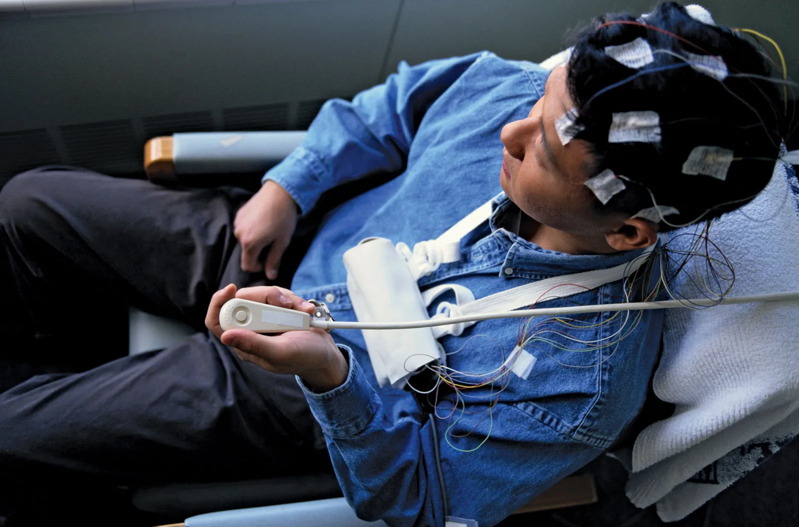 آیا تشنج عصبی درمان قطعی دارد؟ راهنمای جامع مدیریت و درمان تشنج